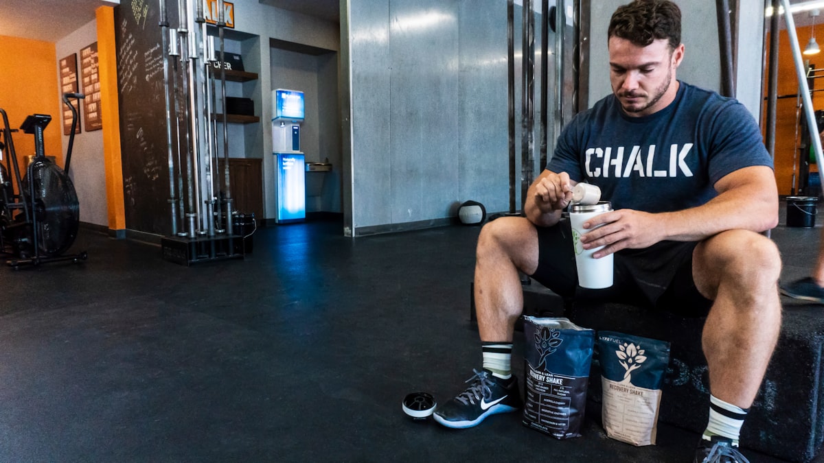 Atleta consumiendo nutrición balanceada durante entrenamiento